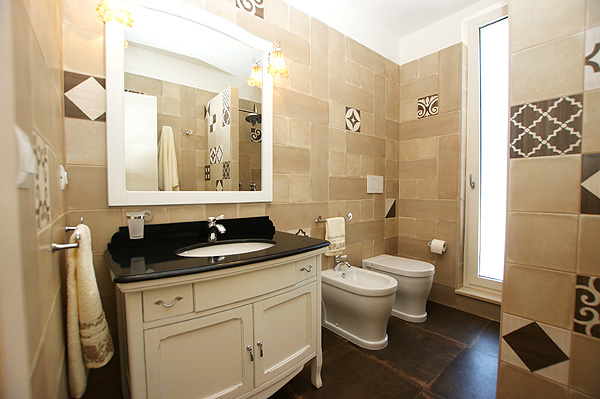 Villa-natalino-badezimmer-wohnbereich