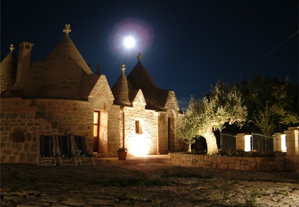 I-due-trulli-by-night