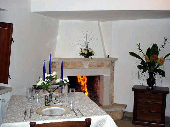 Masseria-torre-rosa-app-il-trullo-essbereich-kamin