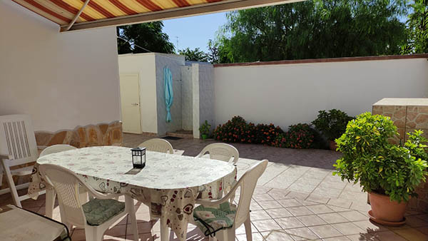Villetta-caterina-terrasse-hinter-dem-haus